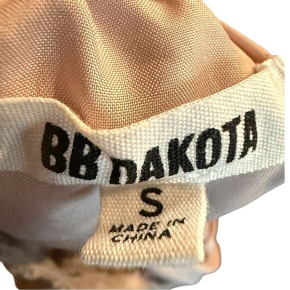 BB Dakota Mauve Lace Off-the-Shoulder Romper Size Small - Picture 9 of 9